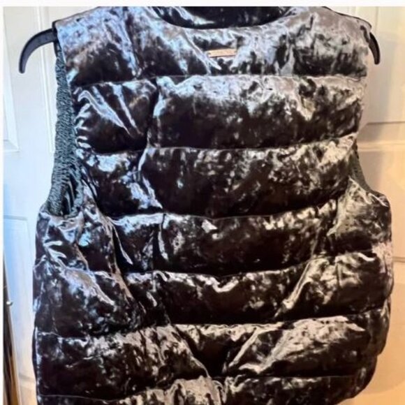 Calvin Klein XLg velvet zippered puffer vest w/pockets & headphone access - Picture 2 of 6